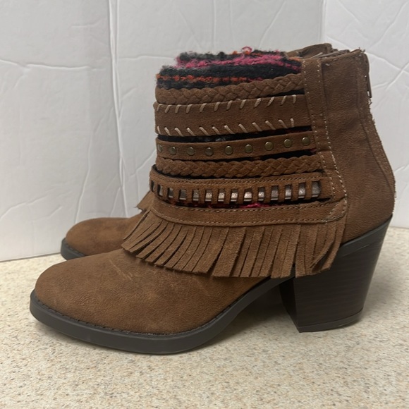 Mudd, Indian Style, Round Toe, Zip Up Back Ankle booties, Cognac, Size 7M - Picture 3 of 14